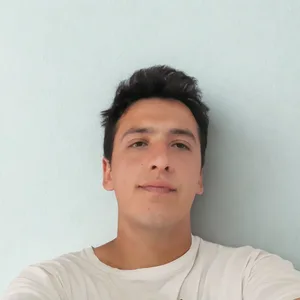 Lautaro Braile, de remera blanca, mirando a cámara.